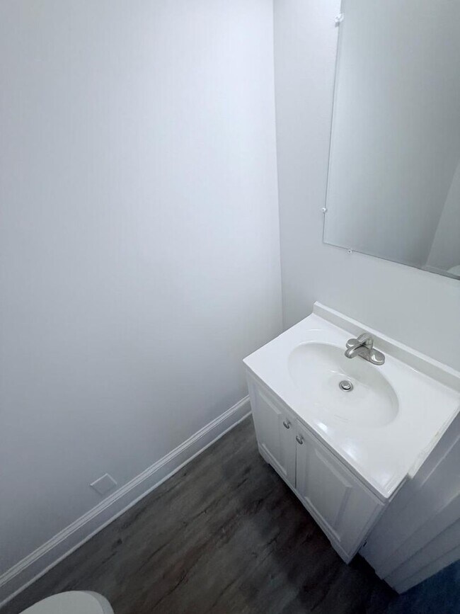 Building Photo - Gorgeous 4 bd, 1.5 bth Cleveland Heights Stunner!