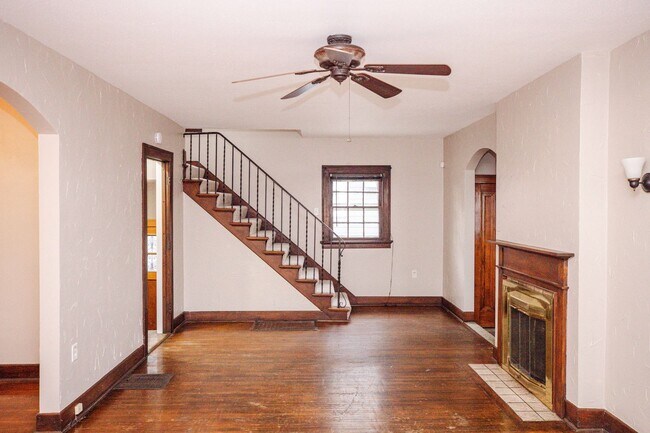 Building Photo - Three bedroom one bath home available for rent located in Library Disctrict West Toledo!