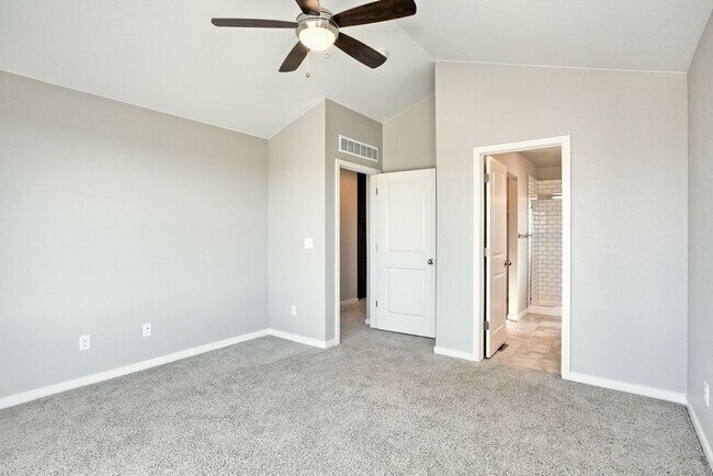 Building Photo - Beautiful 3 Bedroom Townhome in Mosaic