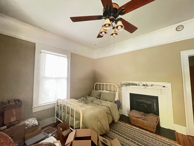 Building Photo - Charming 2BR Duplex in Boulevard – Walk to...
