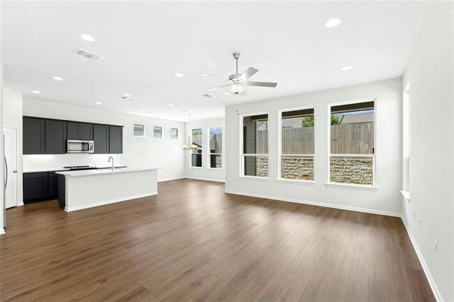 Building Photo - 320 Creek Dr