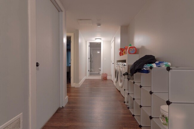 Building Photo - Room for Rent in 5 Bedroom House