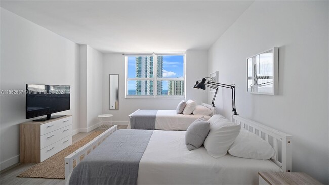 Building Photo - 1155 Brickell Bay Dr