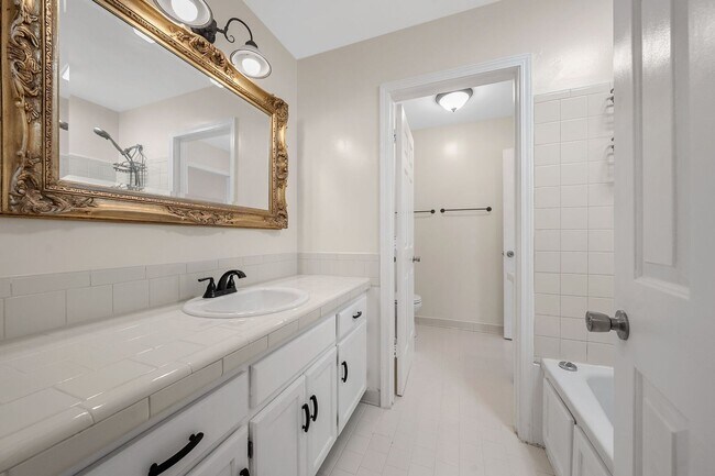 Building Photo - 2 Bedroom Condo For Rent Near Memorial Drive!