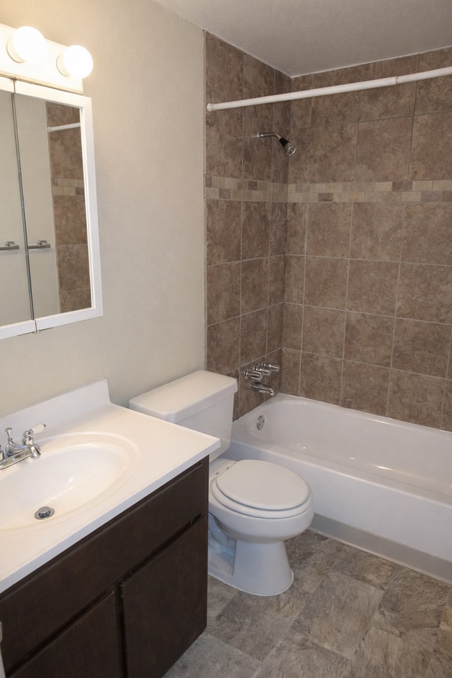 Building Photo - Updates, Simple Utilities, Awesome South Central Location - Maple Tree Apartments