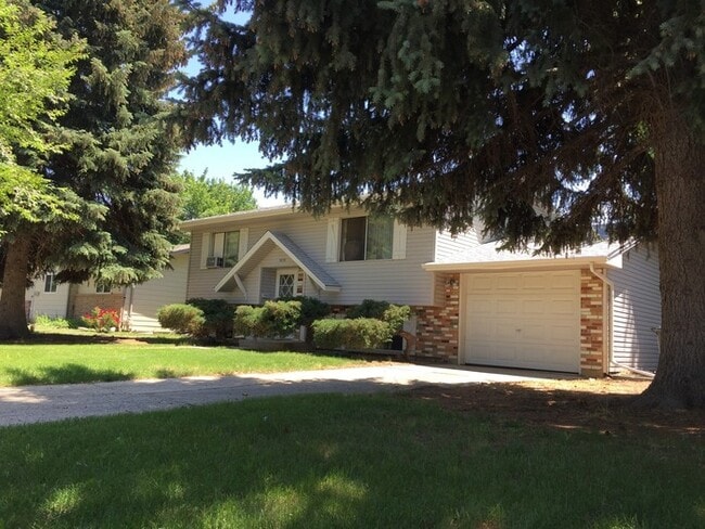 Building Photo - Upper Level 2 Bedroom 1 Bath Duplex Unit in Central Loveland, CO