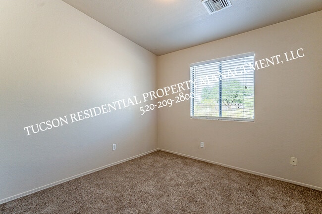 Building Photo - 5891 E Farmridge Dr