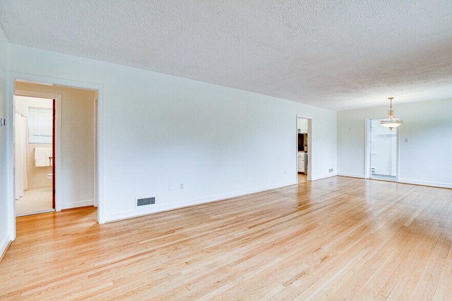 Building Photo - 5610 Wilson Blvd