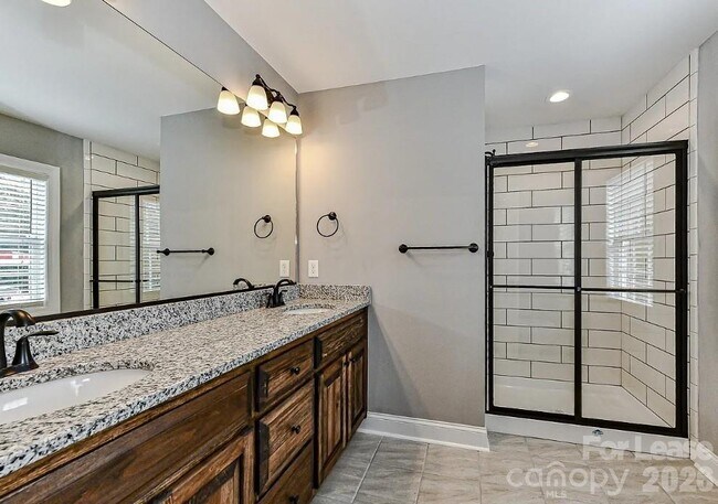 Building Photo - 704 N Main St