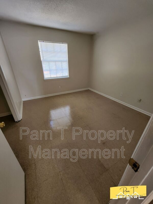 Building Photo - 3 Oak Forest Ln