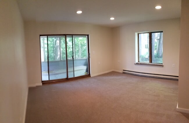 Building Photo - 4015 Oakwood Dr