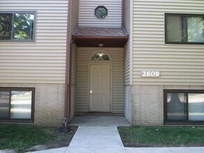 Building Photo - 1 bedroom, 1 bath condo on Iowa City's west side