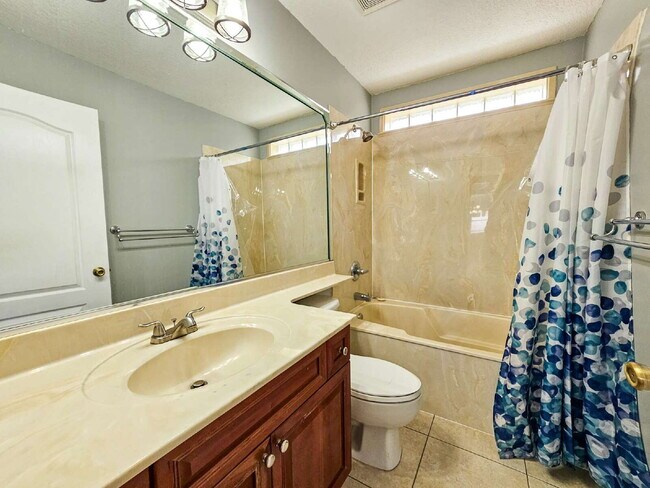 Building Photo - Waterfront Pool Home in Desirable Sunset Lakes