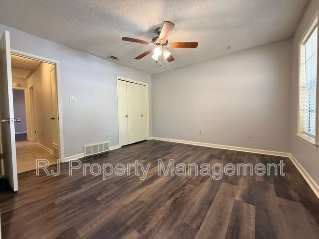 Building Photo - 4921 Wooddale Ave