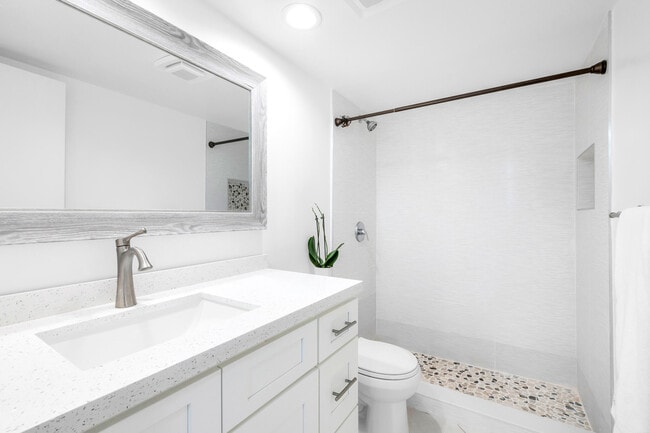 Building Photo - 153 W Laurel Dr