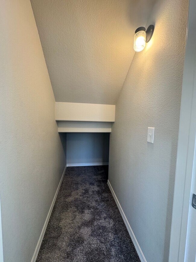 Building Photo - Updated 3 Bedroom in Enclaves at Mountain ...
