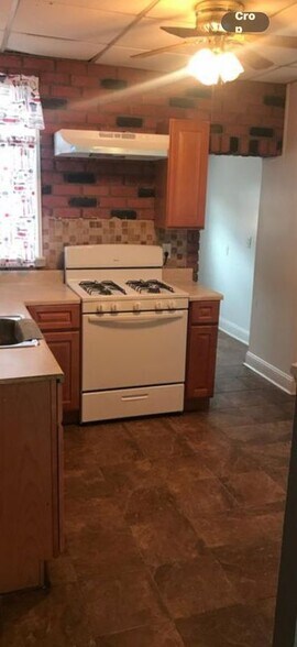 Building Photo - 5240 Sylvester St