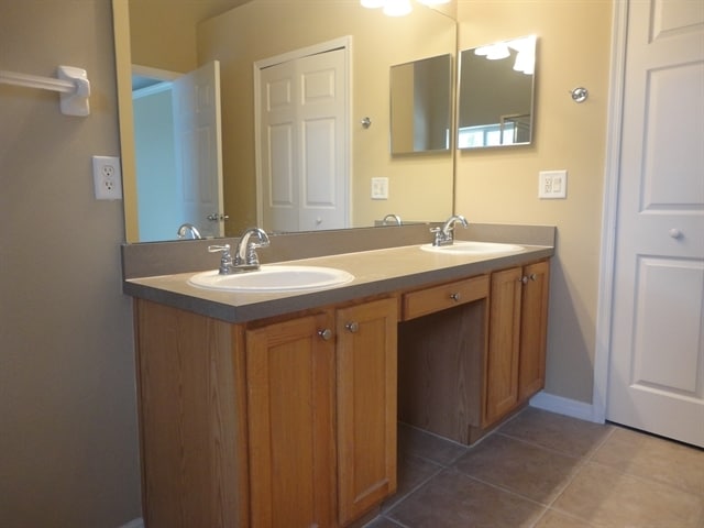 Building Photo - 447 Lancer Oak Dr