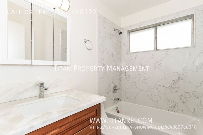 Building Photo - 770 Carro Dr