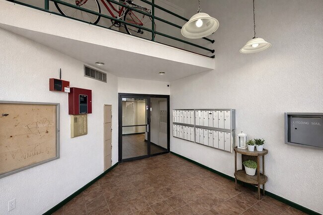 Building Photo - 2822 S Bartell Dr