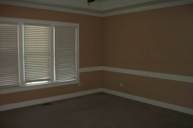 Building Photo - Beautiful Town Home