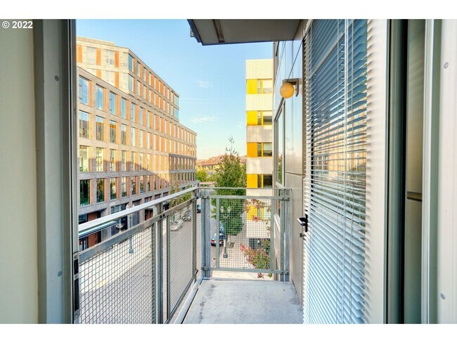 Building Photo - Lovely Corner unit in the Pearl District