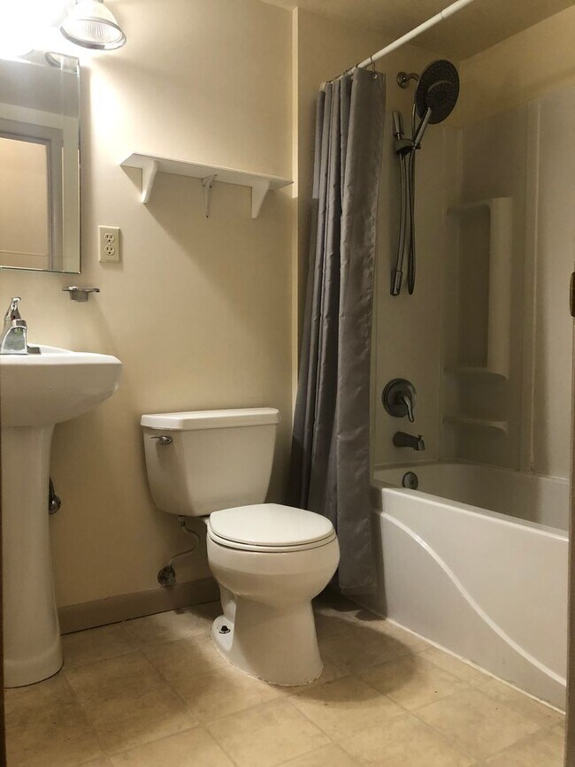 Building Photo - Tillicum 306