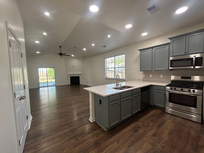 Building Photo - Bright and Spacious 3/2 Available Now!