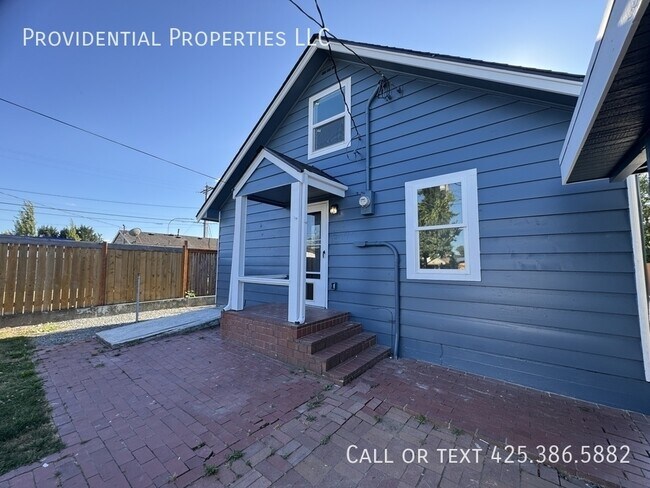 Building Photo - 708 D St SE