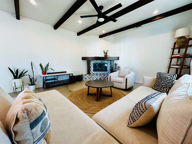 Building Photo - Gorgeous, renovated home on 2 acres in quiet neighborhood.
