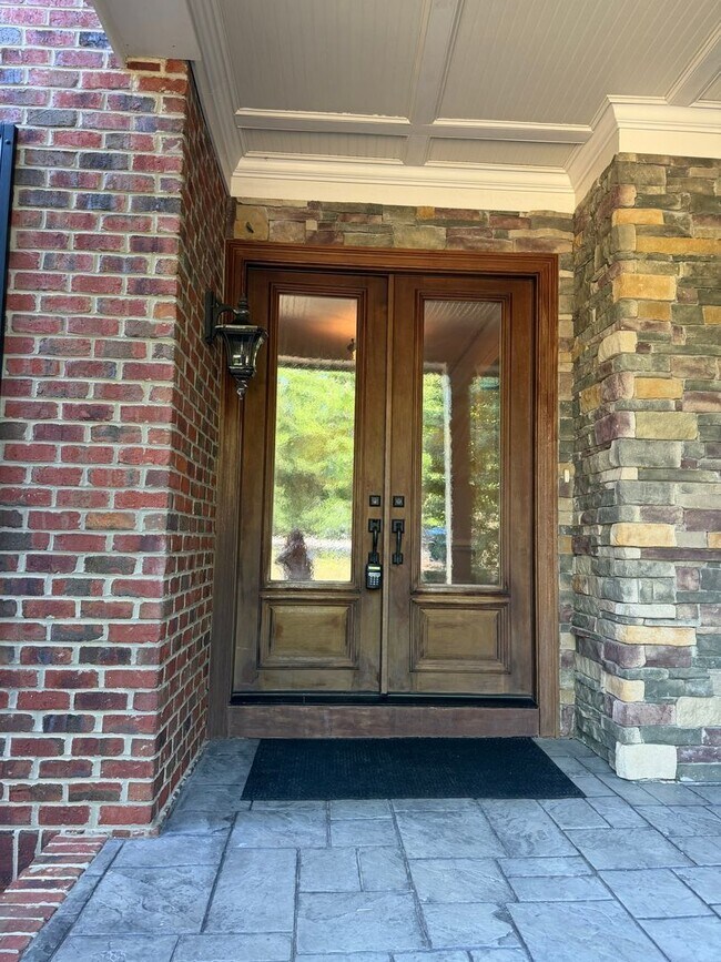 Building Photo - Luxury Living: 4 Bedroom home in Chapel Hill w/ spacious interior | 2 Year Lease Term