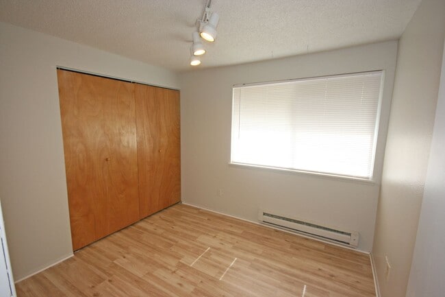 Building Photo - 2 bedroom 1 bath upstairs apartment