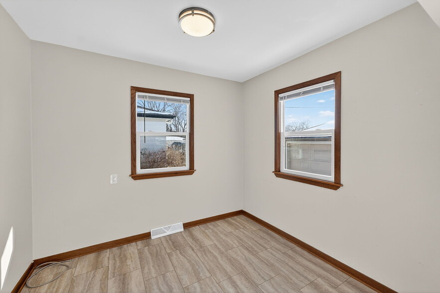 Dining area in kitchen - 10525 W Custer Ave