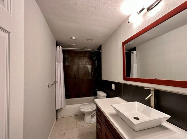 Building Photo - 2bd/1.75ba Kirkland Condo