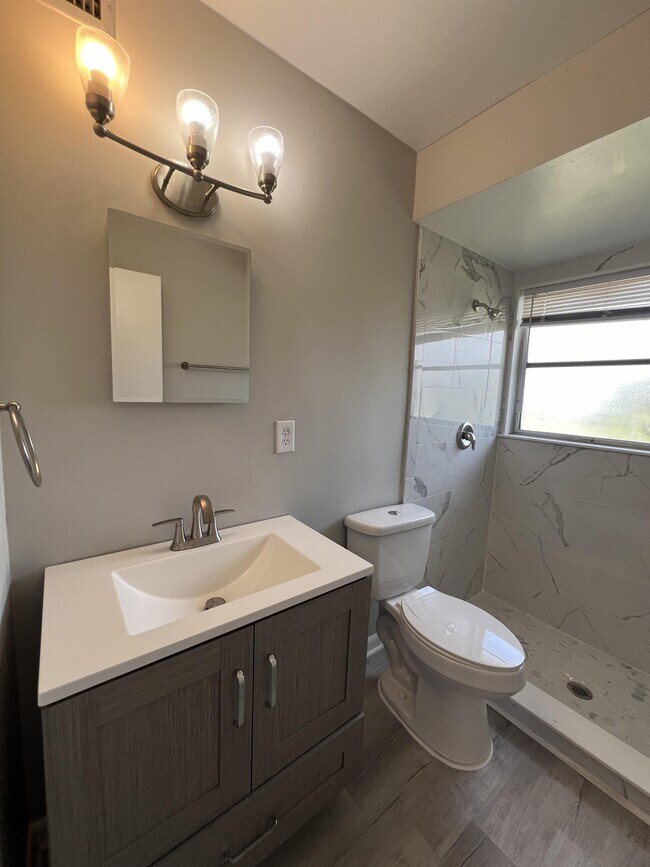 Building Photo - 1920 W Lakeview Blvd