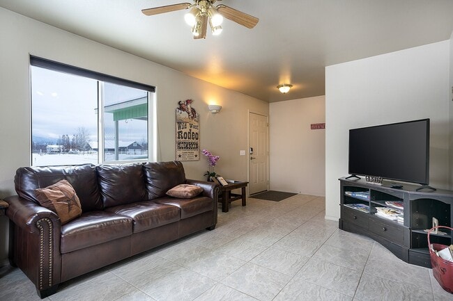 Building Photo - Fully furnished w/ internet and utilities included