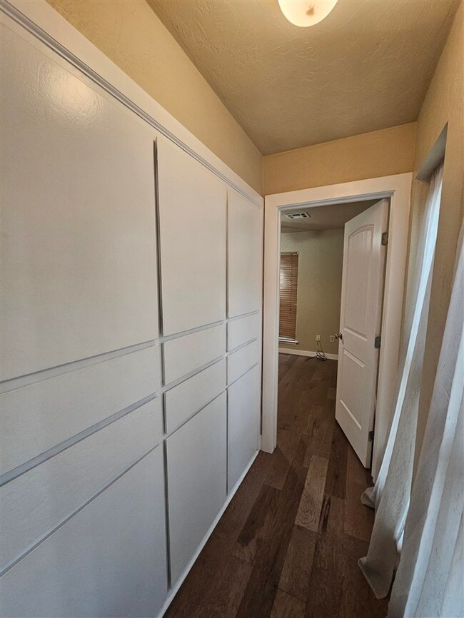Building Photo - 2309 NE Turtle Creek Dr