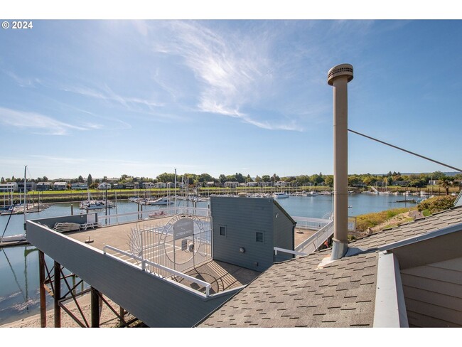 Building Photo - Beautiful 1Bd/1.5Ba Waterfront Condo ~ Gre...