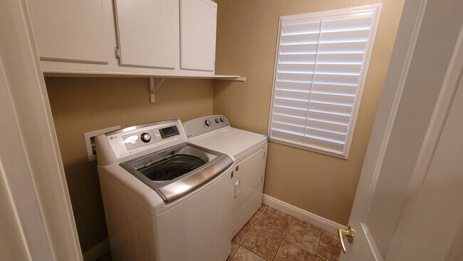 Building Photo - GORGEOUS 4/3 IN THE SW!!!