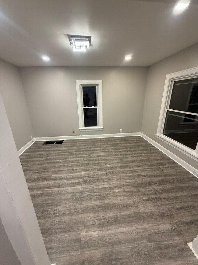 Building Photo - 746 N Schuyler Ave