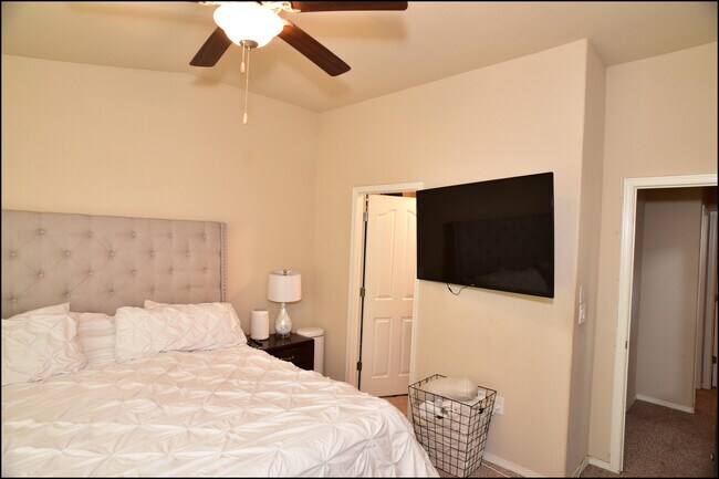 Building Photo - 6246 Viale Del Sol Ave