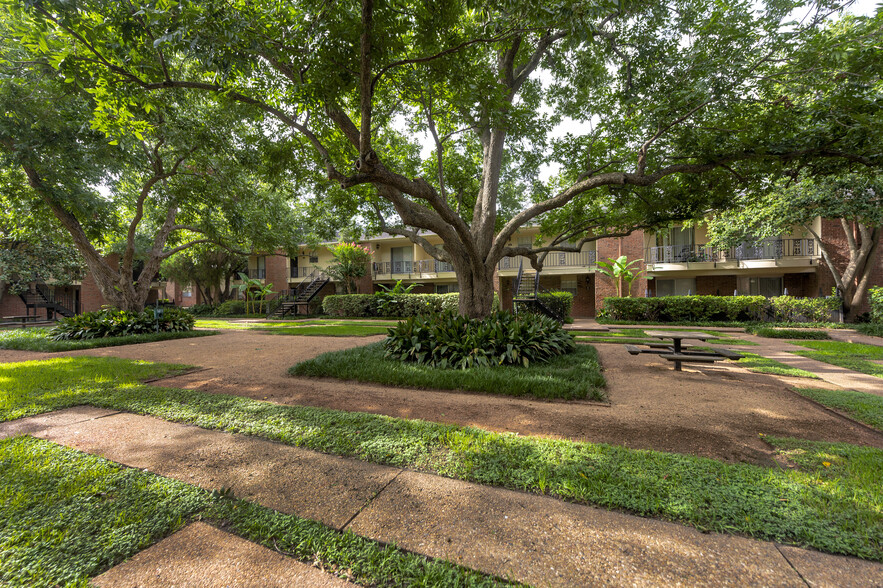 Primary Photo - Colony Oaks