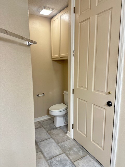 Building Photo - Welcome Home to this 3/2 beautifully Designed for both Relaxation & Entertaining