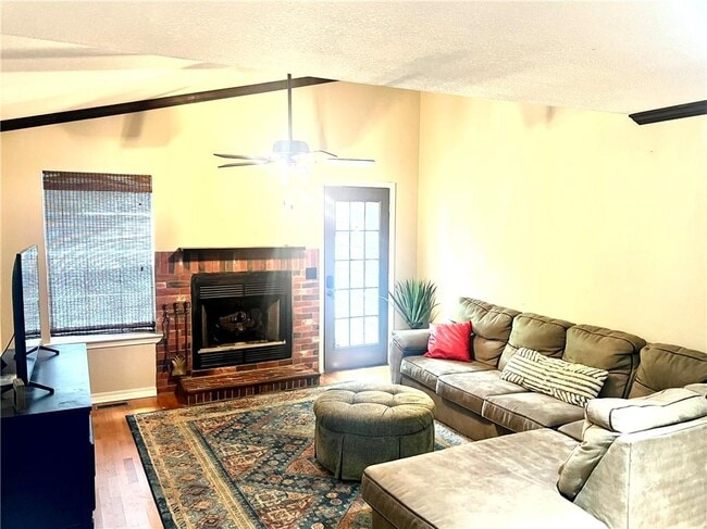 Building Photo - 1072 Valley View Dr