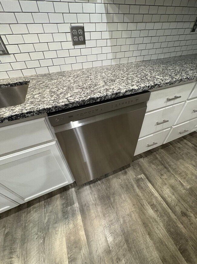 Building Photo - 3 bedroom 3 bath in Spartanburg with Lots of Space !!! Workshop in the garage!!