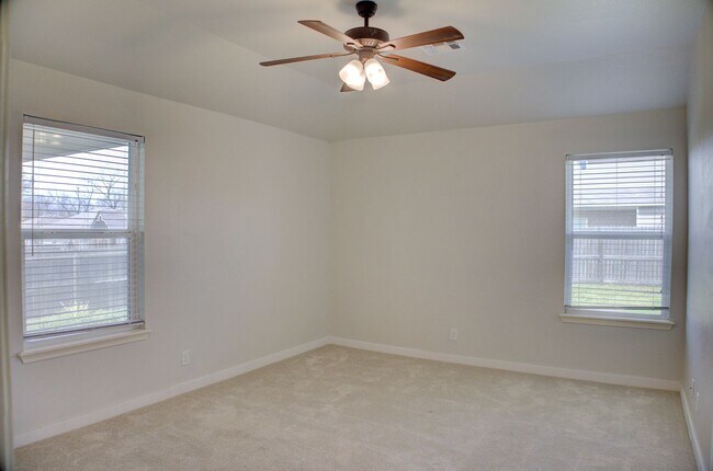 Building Photo - Coming Soon! 3 bed/2 bath!