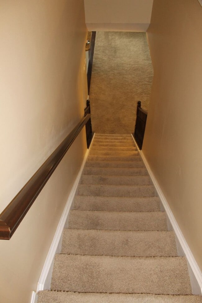 Building Photo - Spacious 4 Bedroom Home in Avon!