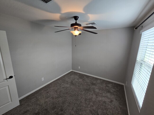 Building Photo - 950 S Wallrade Ln