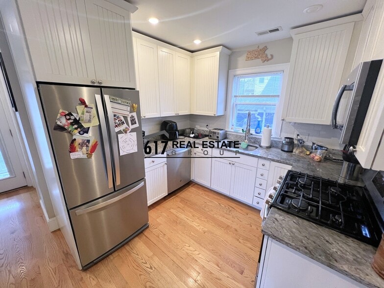 Building Photo - 183 River St