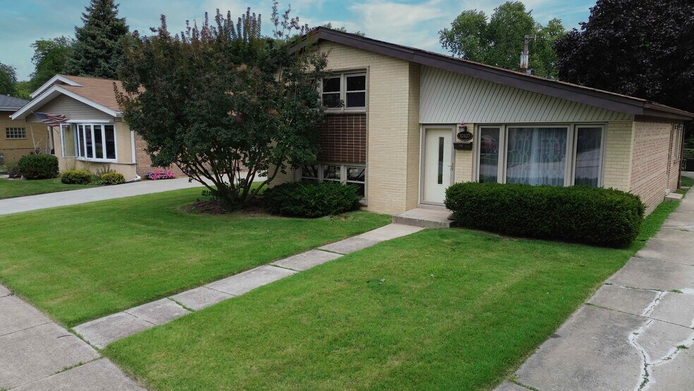 Nicely landscaped - 10107 Lawrence Ct